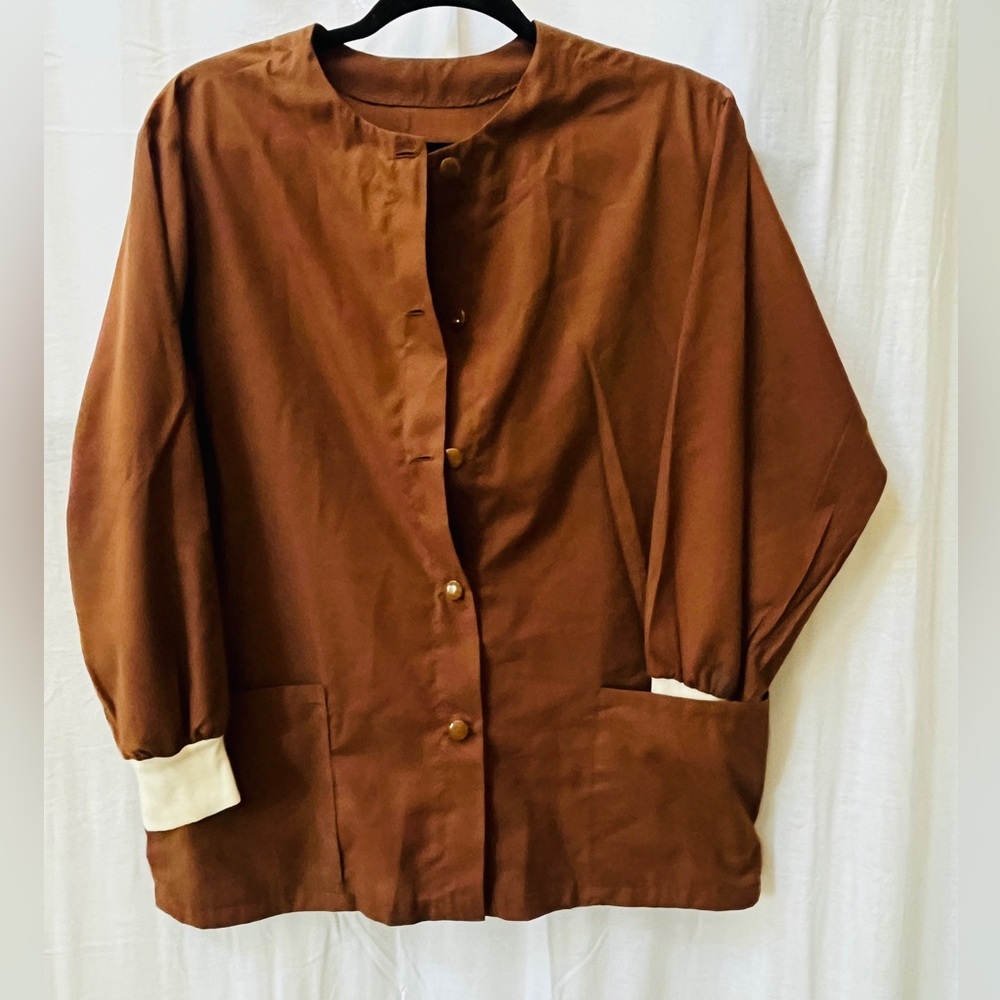 Brown Long Sleeve Women's Medical Nurse Uniform Scrub Top size medium. Preowned